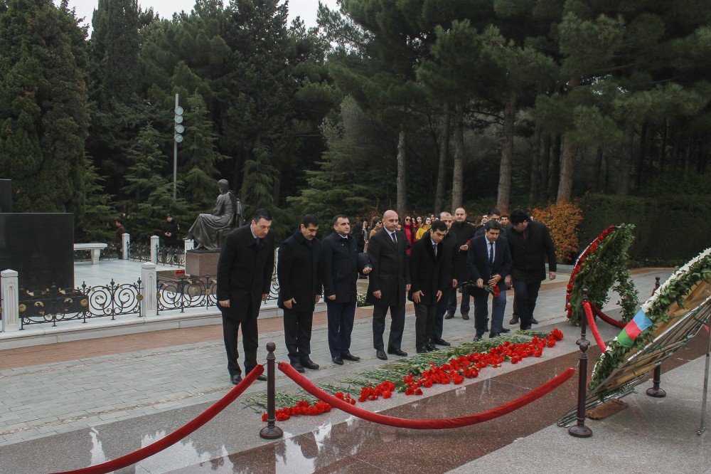 Dövlət Komitəsinin kollektivi Heydər Əliyevin məzarını ziyarət etdi - FOTO